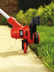 Black + Decker 550W Rasentrimmer, 30 cm Schnittbreite, Autoselect-Technologie, E-Drive Antrieb, 1 Stück, ST5530 -