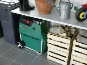 Bosch DIY Leisehäcksler AXT 25 TC, praktischer Stopfer, Fangbox, Karton (2500 W, Materialdurchsatz 230 kg/h, max. Schneidekapazität-Ø 45 mm) -