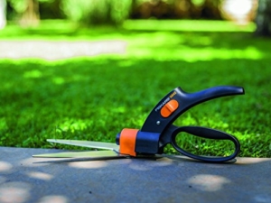 Fiskars Rasenkantenschere Servo-SystemTM GS42, Schwarz&Orange -